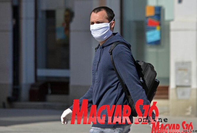 Védőfelszerelésben Újvidék utcáin (Archív: Dávid Csilla felvétele)