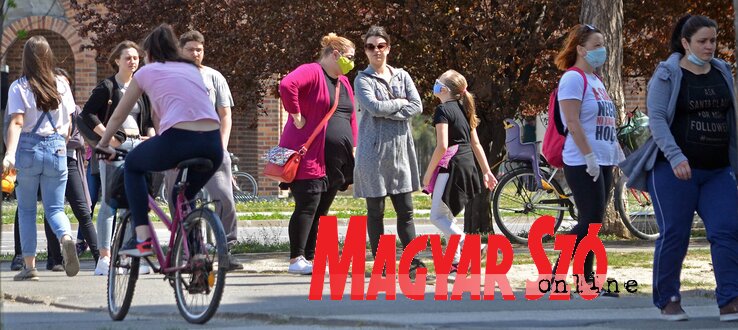 Az egész hétvégén tartott kijárási tilalom után ma megteltek a falvak, városok utcái (Fotó: Ótos András)