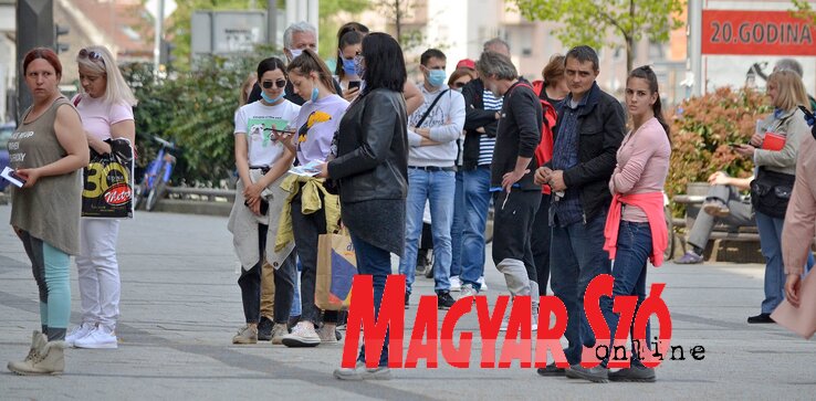 Sorok az üzletek, gyógyszertárak előtt (Fotó: Ótos András)