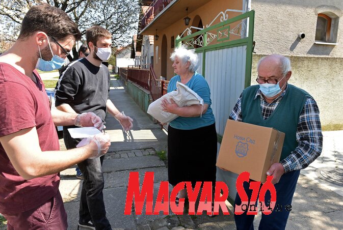 Balla Erzsébet és Lajos átveszik csomagot (Ótos András felvétele)