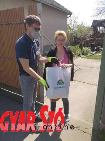 Csomagosztás a rászorulóknak (Csincsik Zsolt felvétele) Csomagosztás a rászorulóknak (Csincsik Zsolt felvétele)
