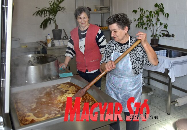 Már 17 éve Szloboda Piroska és Matók Sára főzi az ebédet a csókai népkonyhán (Gergely József felvétele)