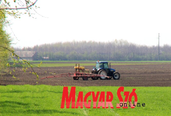 Sokan a napokban már megkezdték a szója, a napraforgó és a kukorica vetését is (Tóth Péter felvétele) Sokan a napokban már megkezdték a szója, a napraforgó és a kukorica vetését is (Tóth Péter felvétele)
