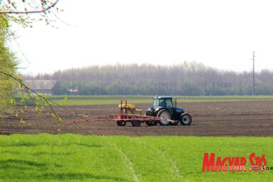 Sokan a napokban már megkezdték a szója, a napraforgó és a kukorica vetését is (Tóth Péter felvétele)