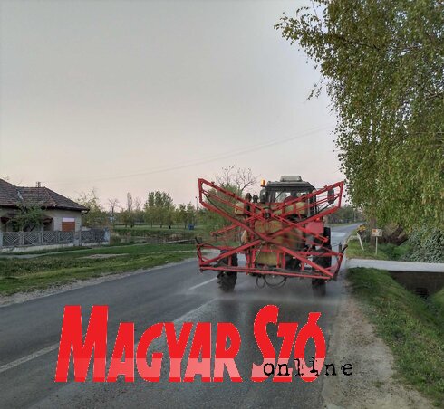 Traktorral a vírus ellen (Paraczky László felvétele)