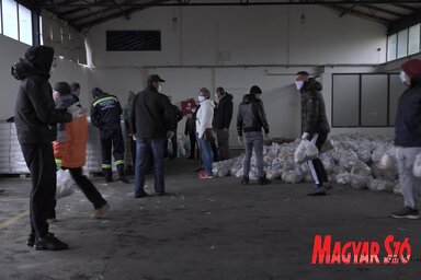 Közel százhúsz aktivista segítségével hordják szét a csomagokat a község településein (Molnár Ádám felvétele)