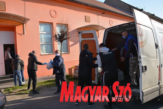 A csomagok élelmiszert és a tisztálkodási szereket tartalmaznak (Paraczky László felvétele)