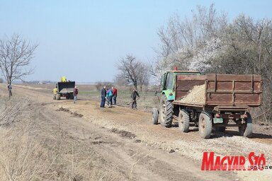 A termelők zúzott kővel borítják be a dűlőutat (Csincsik Zsolt felvétele)