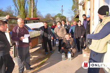 A lakosoknak nem kell elhagyniuk otthonukat, mert mindenkinek házhoz szállítják a Standard kft.-ben készült fertőtlenítőt (Kazinczy Paszterkó Diana felvétele)