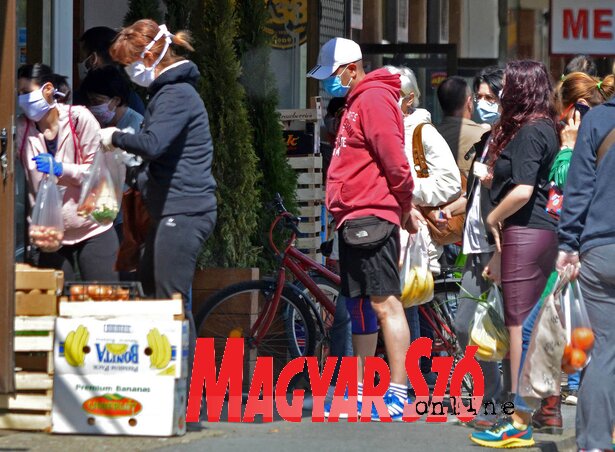 Vásárlási láz a kijárási tilalom előtt (Fotó: Ótos András)