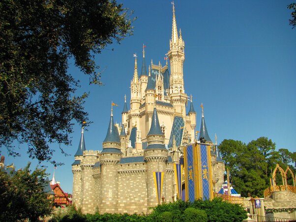 A szórakoztató parkokból és a hozzá kapcsolódó üzletágakból a Disney évi 7 milliárd dollár bevételt valósít meg (Fotó: pixabay.com)