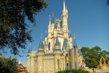 A szórakoztató parkokból és a hozzá kapcsolódó üzletágakból a Disney évi 7 milliárd dollár bevételt valósít meg (Fotó: pixabay.com)