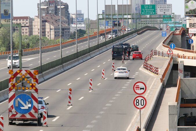 Aki a kijárási tilalom idején közlekedni merészel, számolhat azzal, hogy a közeg beleköt. Aki nem tudja igazolni, hogy miért van kint, 50–150 ezer dináros büntetést kockáztat. A felvétel Belgrádban készült (Fotó: Beta)