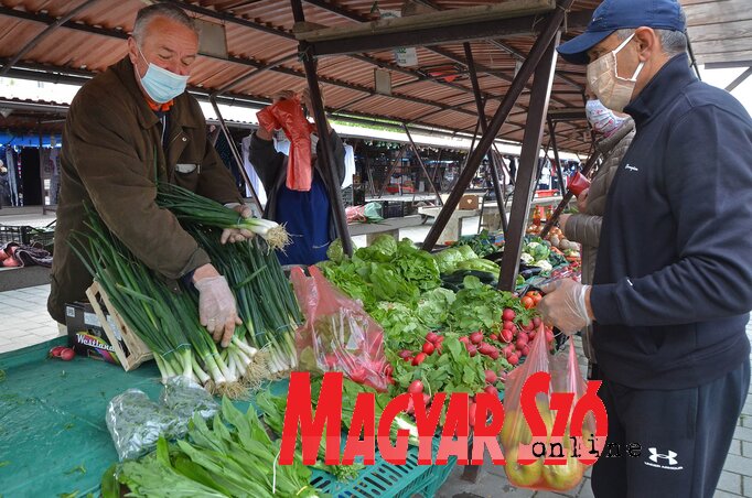 A piacok az ajánlott óvintézkedések betartása mellett április 21-e óta működnek (Ótos András felvétele)