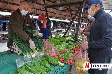 A piacok az ajánlott óvintézkedések betartása mellett április 21-e óta működnek (Ótos András felvétele)