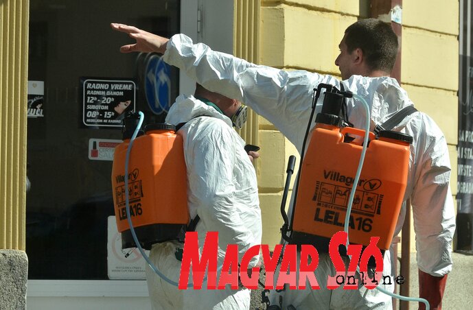 A lakóépületek fertőtlenítése mellett a szokásos permetezésre is marad idejük a Ciklonizacija közvállalat dolgozóinak (Ótos András felvétele) A lakóépületek fertőtlenítése mellett a szokásos permetezésre is marad idejük a Ciklonizacija közvállalat dolgozóinak (Ótos András felvétele)
