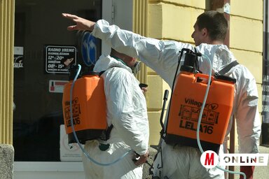 A lakóépületek fertőtlenítése mellett a szokásos permetezésre is marad idejük a Ciklonizacija közvállalat dolgozóinak (Ótos András felvétele)