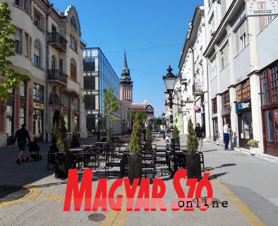 Az időjárás már megérett a kávézók teraszának megnyitására, viszont ez egyelőre várat magára (Fotó: Benedek Miklós) Az időjárás már megérett a kávézók teraszának megnyitására, viszont ez egyelőre várat magára (Fotó: Benedek Miklós)