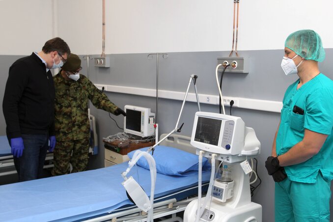 Vučić a karaburmai Katonai-Orvosi Központ keretében kialakított új Katonai Kórház átadóján (Fotó: Beta)