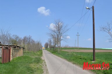 Négy új lámpa került a Szentandrási út végére