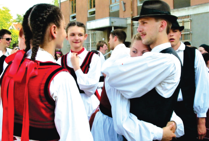 Fiatalok, barátok, vajdasági néptáncosok (Fotó: Gruik Ibolya) Fiatalok, barátok, vajdasági néptáncosok (Fotó: Gruik Ibolya)