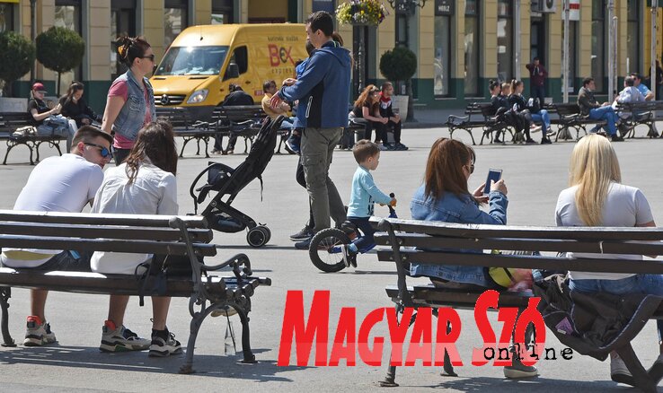 A hétvégi kijárási tilalom után hétfőn megteltek Újvidék utcái, közterei (Fotó: Ótos András)