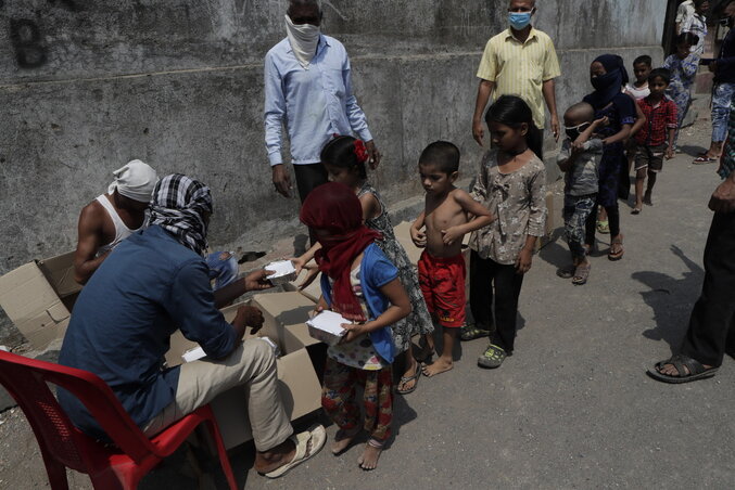 Ételt osztanak a mumbai (India) nyomornegyedben (Fotó: AP via Beta) Ételt osztanak a mumbai (India) nyomornegyedben (Fotó: AP via Beta)