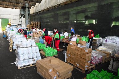 A nagyikindai és a zentai általános kórház, illetve a regionális egészségházak dolgozói már megkapták a csomagokat (Fotó: vojvodina.gov.rs)