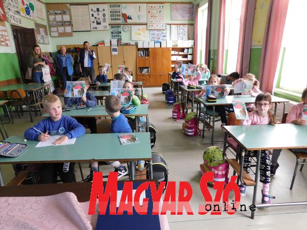 A felsőhegyi Csokonai Vitéz Mihály iskola diákjai a Mézeskalácsot lapozgatják (Fotó: Dávid Csilla)