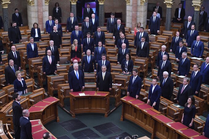 A Himnuszt éneklik a képviselők az Országgyűlés ünnepi ülésén (Fotó: MTI/Máthé Zoltán)
