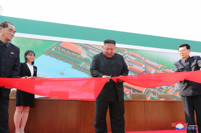 Kim Dzsong Un a műtrágyagyár megnyitásán, a Phenjan közelében fekvő Szuncshonban (Fotó: MTI/EPA/KCNA)