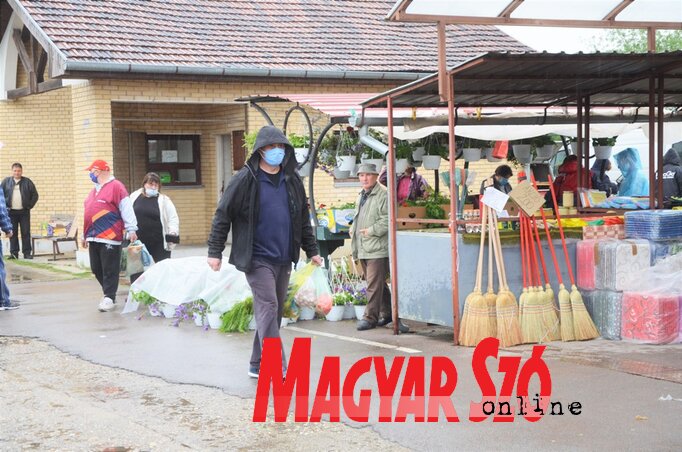 Szemerkélő esőben sétáló vásárlók a topolyai piacon (Kazinczy Paszterkó Diana felvétele) Szemerkélő esőben sétáló vásárlók a topolyai piacon (Kazinczy Paszterkó Diana felvétele)