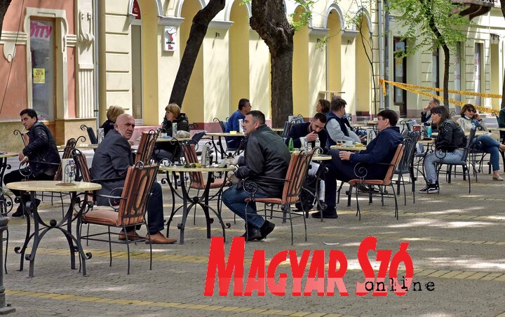 A kávézókban be kell tartani az egymás közötti legalább kétméteres távolságot (Fotó: Gergely Árpád) A kávézókban be kell tartani az egymás közötti legalább kétméteres távolságot (Fotó: Gergely Árpád)