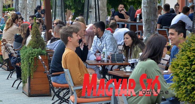 A kávézók ismét benépesültek. A működésükre vonatkozó regula szerint a kerthelyiségeiben ugyanúgy be kell tartani az asztalok és a vendégek közötti javasolt távolságot, mint azok belterében. A felvétel ma Újvidék központjában készült (Fotó: Ótos András) A kávézók ismét benépesültek. A működésükre vonatkozó regula szerint a kerthelyiségeiben ugyanúgy be kell tartani az asztalok és a vendégek közötti javasolt távolságot, mint azok belterében. A felvétel ma Újvidék központjában készült (Fotó: Ótos András)