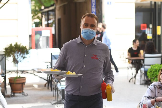 Felszolgáló maszkban  (Fotó: Beta)