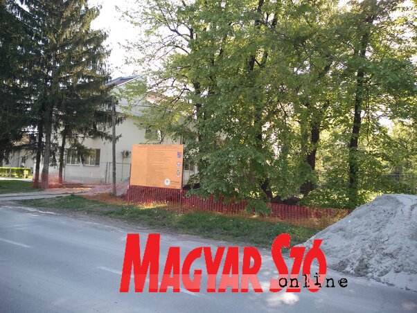 Jelenleg a Kastélypark előtt cserélik a távfűtés-csöveket (Fotó: Tóth D. Lívia) Jelenleg a Kastélypark előtt cserélik a távfűtés-csöveket (Fotó: Tóth D. Lívia)