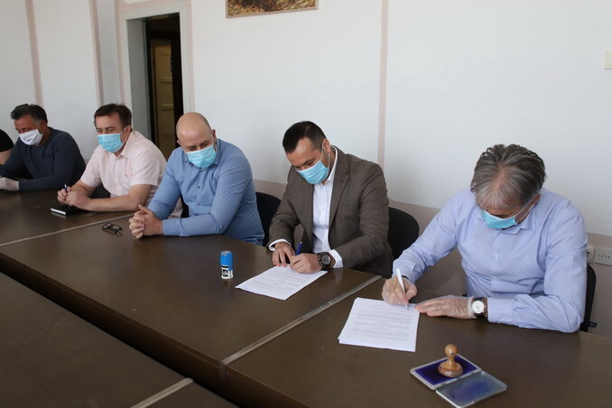 Marko Lazić és a munkálatok kivitelezői aláírják a szerződést (Fotó: Lakatos János)