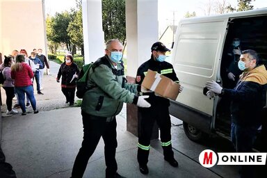 Aktivisták hordták szét a csomagot a kisnyugdíjasoknak (Fotó: Lakatos János)