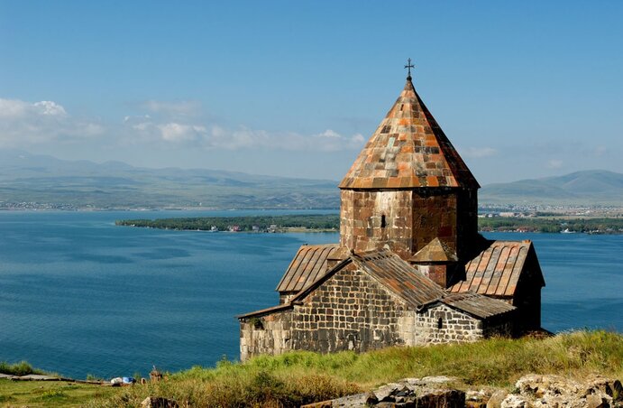A Sevanavank kolostor, mögötte a tóval A Sevanavank kolostor, mögötte a tóval