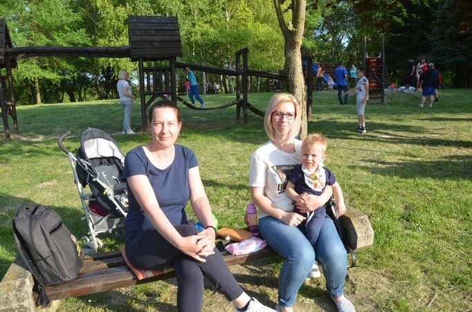 Bacsó Pintér Laura és Kol Enikő gyermekeik társaságában élvezik a szombat délutáni napsütést a Topolyai-tó partjának játszóterén többedmagukkal (Kazinczy Paszterkó Diana felvétele)