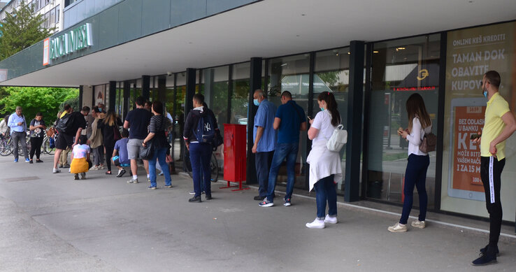 …és egy kereskedelmi bank előtt. Az utóbbiak előtt az elmúlt hónapokban is hosszú sorok alakultak ki, ügyvitelük egy napra sem állt le (Dávid Csilla felvétele)