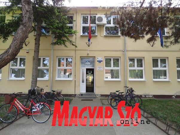 Az adai középiskolában zömében magyar tannyelvű tagozatok várják az elsősöket (Csincsik Zsolt felvétele) Az adai középiskolában zömében magyar tannyelvű tagozatok várják az elsősöket (Csincsik Zsolt felvétele)