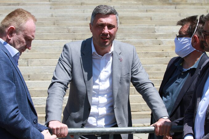 A Szövetség Szerbiáért ellenzéki koalíció tagjai a képviselőház épülete előtt támogatásukról biztosították a Dveri vezetőjét (Fotó: Beta)