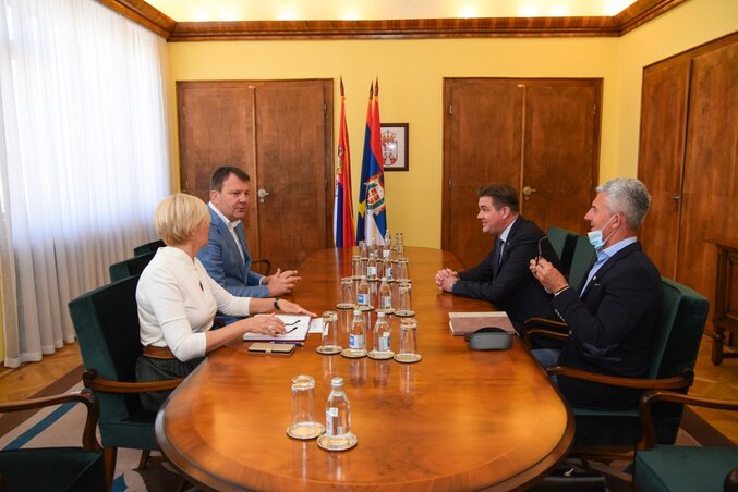 Mirović a Vajdasági Vöröskereszt küldöttségét fogadta (Fotó: vojvodina.gov.rs) Mirović a Vajdasági Vöröskereszt küldöttségét fogadta (Fotó: vojvodina.gov.rs)
