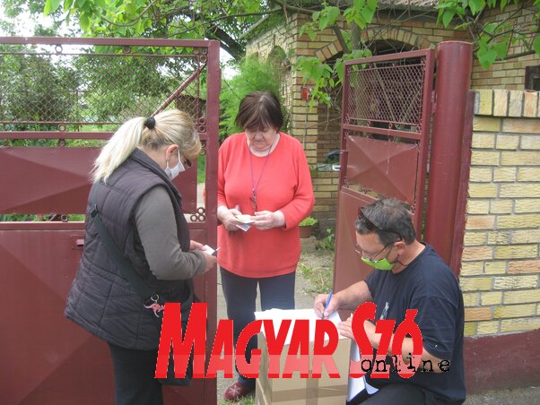 A muzslyai aktivisták az 1145 csomagot a tervek szerint három nap alatt kézbesítik (Kónya-Kovács Otília felvétele)