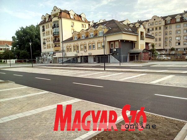 A város központjában dolgozók számára nagy megkönnyebbülést jelent, hogy végre rendezték a Munkás utcai parkolót (Dávid Csilla felvétele)