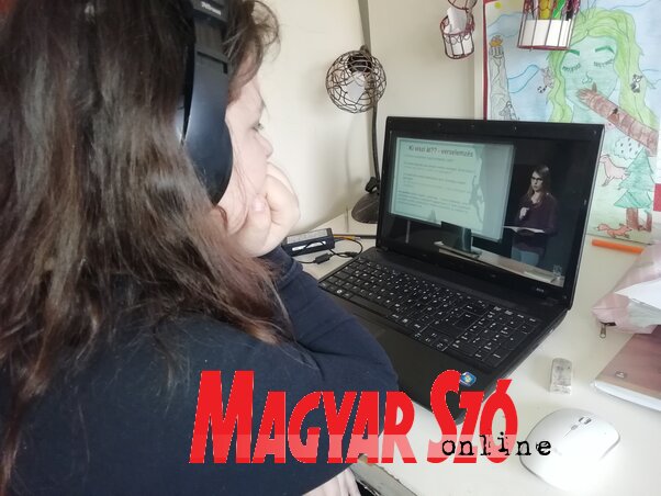 Verselemzés a televíziós magyarórán (Fotó: Tóth D. Lívia) Verselemzés a televíziós magyarórán (Fotó: Tóth D. Lívia)
