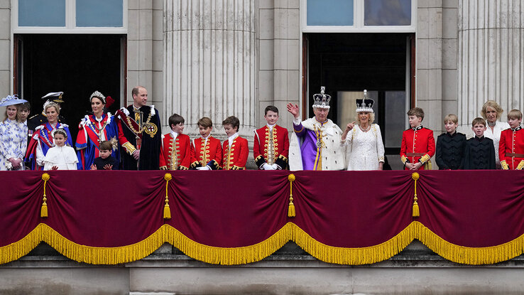 III. Károly király és Kamilla királynő integet a tömegnek a Buckingham-palota erkélyéről a koronázási ceremónia után (Fotó: AP)