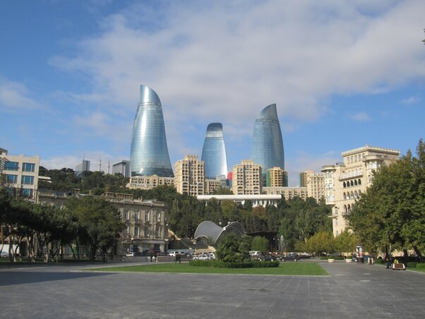 Baku jelképei a Tűztornyok Baku jelképei a Tűztornyok