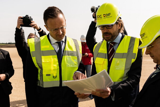 Szijjártó Péter a munkálatok helyszínén tájékozódik (Fotó: MTI) Szijjártó Péter a munkálatok helyszínén tájékozódik (Fotó: MTI)